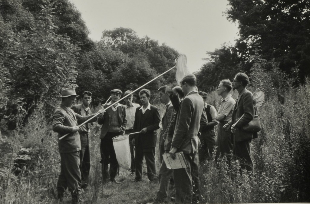 The class at work 1953 Elton holding the long handled net. Image reproduced with the permission of the Department of Zoology, University of Oxford.